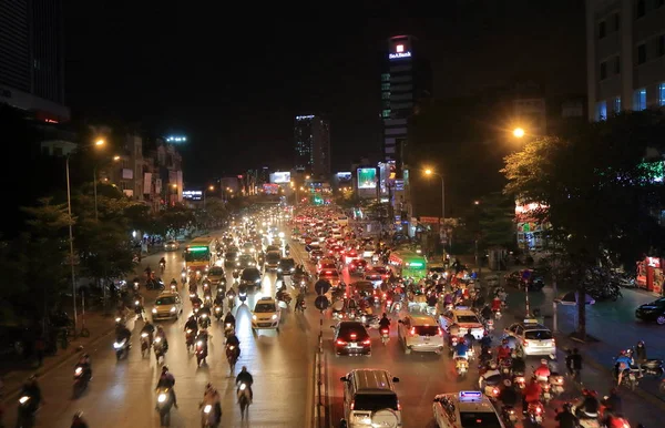 Hałaśliwej, ruchliwej ulicy gród Hanoi Wietnam — Zdjęcie stockowe