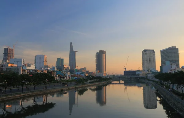 Ho Chi minh Stad Saigon rivier stadsgezicht Vietnam — Stockfoto