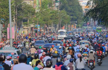 Yoğun trafik sokak cityscape Ho Chi Minh City Vietnam