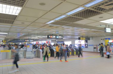 Commuters metro yeraltı metro istasyonu Taipei şehir.