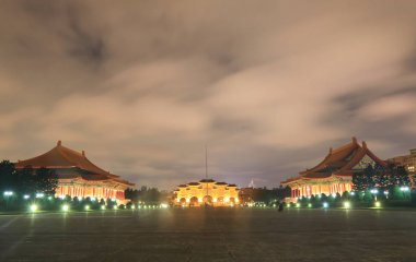 Taipei Tayvan gece cityscape Özgürlük Meydanı.