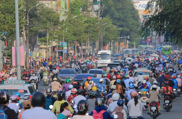 Heavy traffic street cityscape Ho Chi Minh City Vietnam — Stock Photo, Image