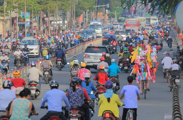 Zajos, forgalmas utcán városkép Ho Si Minh-város, Vietnam — Stock Fotó