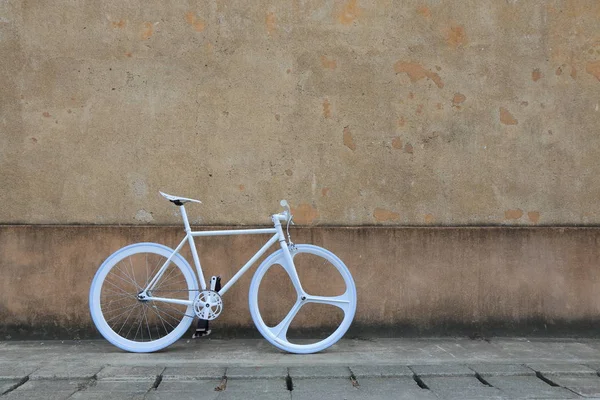 Белый велосипед на улице — стоковое фото