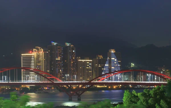 Ponte di Guandu paesaggio urbano di notte Taipei Taiwan — Foto Stock