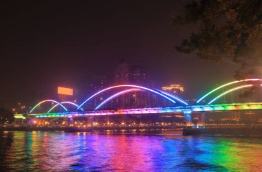 Jiefang köprü gece cityscape Guangzhou Çin