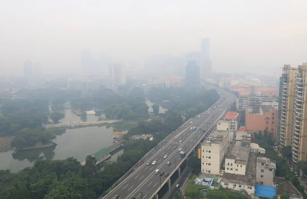 Guangzhou stadsgezicht luchtverontreiniging China — Stockfoto