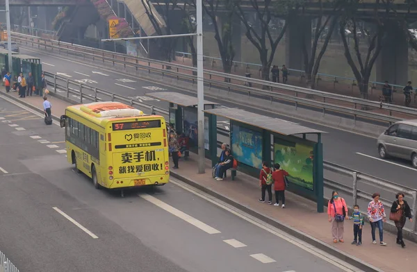 Pendolari autobus trasporto pubblico Guangzhou Cina . — Foto Stock