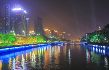 Zhujiang Nehri gece cityscape Guangzhou Çin