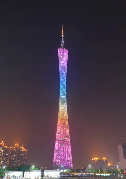 Кантонская башня ночного города Гуанчжоу в Китае . — стоковое фото