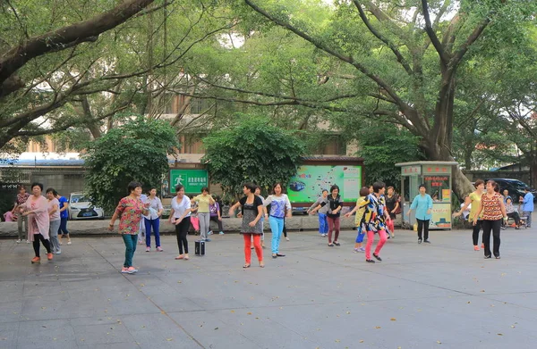 中国の踊り Yuexin 公園広州中国 — ストック写真