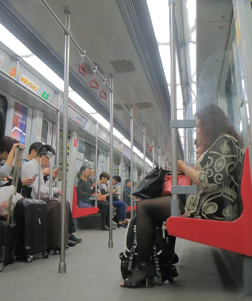 Pasażerowie metra metro Guangzhou Chiny — Zdjęcie stockowe