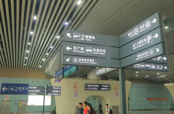 Guangzhou South trein station pendelaars China — Stockfoto