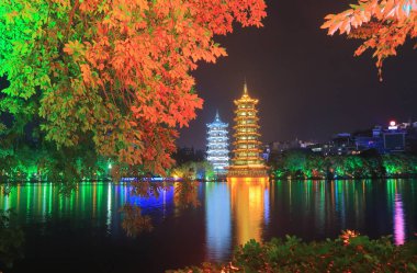 Ay ve güneş Pagoda Tapınağı Guilin Çin