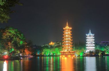 Ay ve güneş Pagoda Tapınağı Guilin Çin