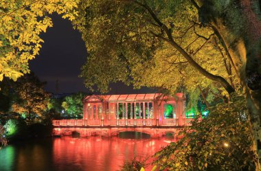 Göl gece cityscape Guilin Çin kaba