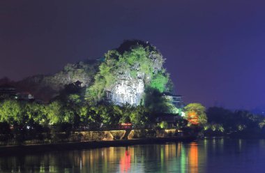 Fubo Hill karstik dağ gece cityscape Guilin Çin