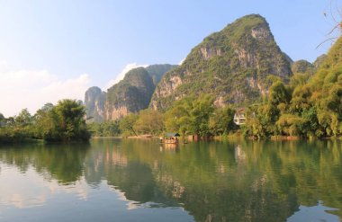 Karstik dağ manzarası Yangshou Çin rafting bambu