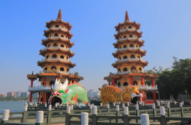 Ejderha ve kaplan pagoda Lotus gölet Kaohsiung Tayvan