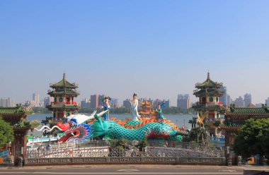 İlkbahar ve sonbahar Lotus gölet Kaohsiung Tayvan köşk
