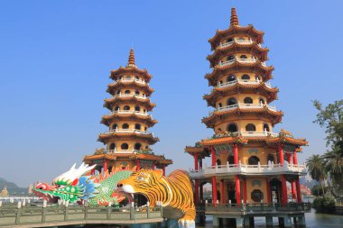 Ejderha ve kaplan pagoda Lotus gölet Kaohsiung Tayvan
