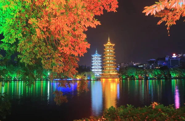 Księżyc i słońce Pagoda świątyni Guilin Chin — Zdjęcie stockowe