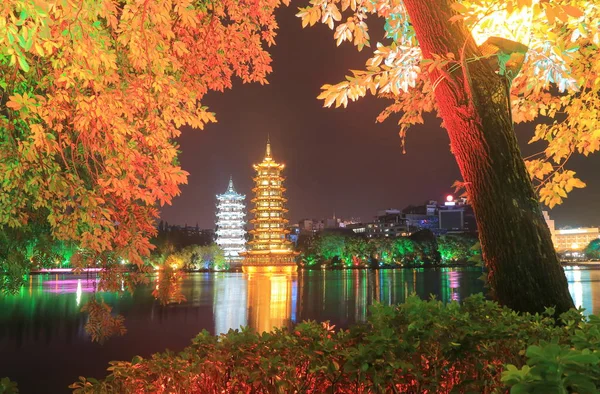 Lua e Sun Pagoda templo Guilin China — Fotografia de Stock