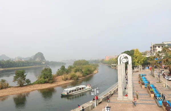 Li río crucero boart paisaje urbano Guilin China —  Fotos de Stock