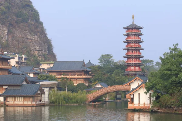 Skládané brokát Hill pagoda parkovistě Guilin Čína — Stock fotografie