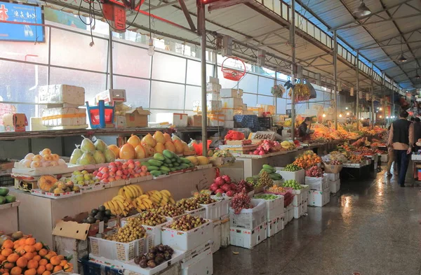 Tienda de frutas del mercado local Guilin China — Foto de Stock