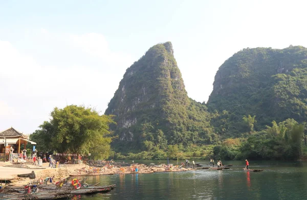 Bambusa rafting krasowy krajobraz góry Chiny Yangshou — Zdjęcie stockowe