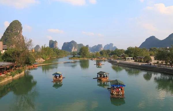 Bambusa rafting krasowy krajobraz góry Chiny Yangshou — Zdjęcie stockowe