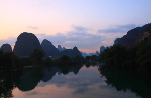 Karst 산 및 Yangshou 중국에서 Yulong 강 풍경 — 스톡 사진