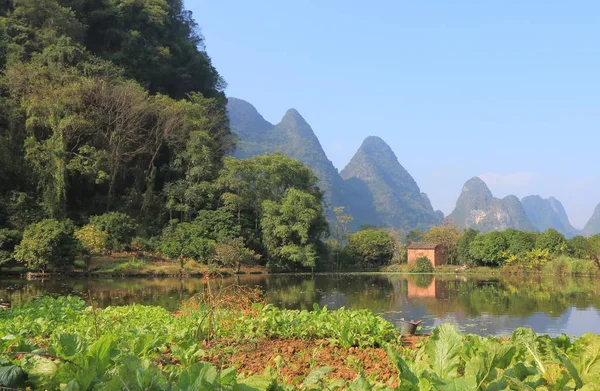 Carso paesaggio villaggio di montagna Yangshou Cina — Foto Stock