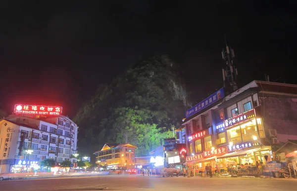 Yangshou stad nacht stadsgezicht Yangshou China — Stockfoto
