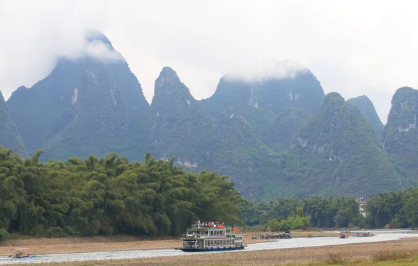 Li fiume panoramico paesaggio crociere Xingping Cina . — Foto Stock