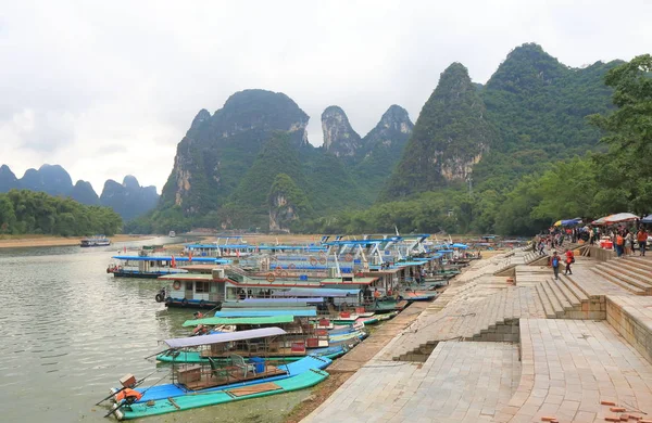 Li fiume panoramico paesaggio crociere Xingping Cina . — Foto Stock