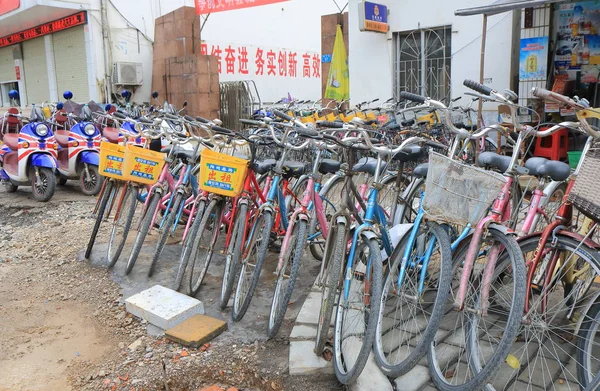 Bicycle and Motorbike rental shop Yangshou China — Stock Photo, Image