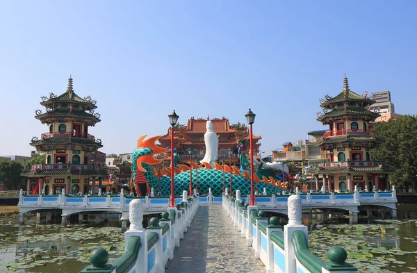 İlkbahar ve sonbahar Lotus gölet Kaohsiung Tayvan köşk