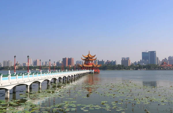 Pavilhão de primavera e outono Lotus Pond Kaohsiung Taiwan — Fotografia de Stock