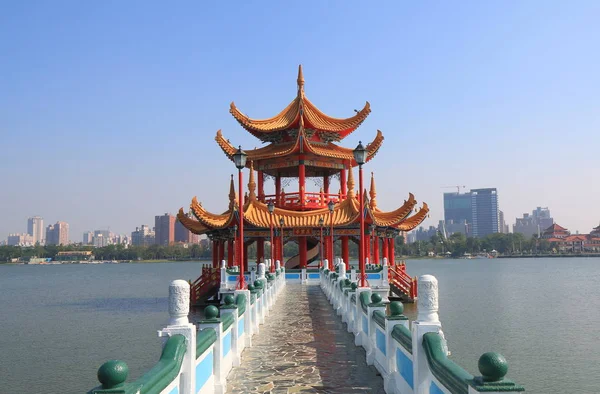 Lente en herfst paviljoen Lotus vijver Kaohsiung Taiwan — Stockfoto