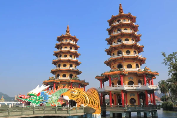 Ejderha ve kaplan pagoda Lotus gölet Kaohsiung Tayvan