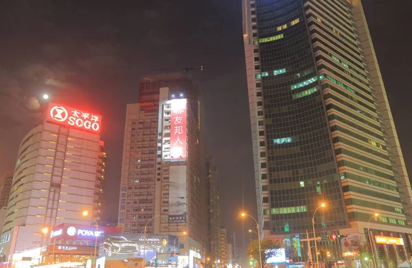 Sanduo distrito comercial noche paisaje urbano Kaohsiung Taiwán — Foto de Stock