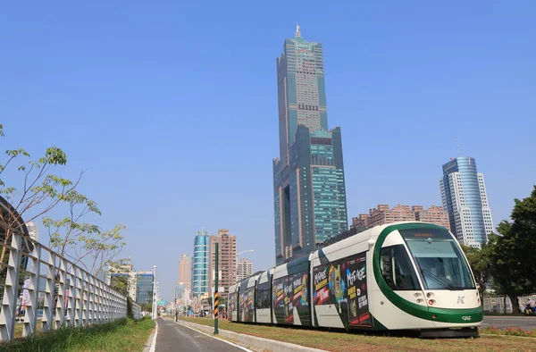 Tram treno trasporto pubblico paesaggio urbano Kaohsiung Taiwan — Foto Stock