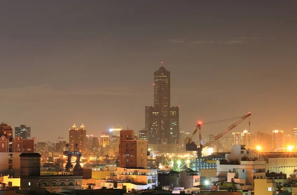 Kaohsiung paisaje urbano nocturno en el centro de Kaohsiung Taiwán —  Fotos de Stock