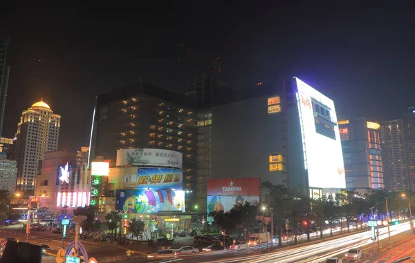 Taichung centrum nacht stadsgezicht Taiwan — Stockfoto