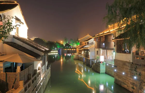 Traditionele huizen langs historische kanaal in Suzhou China — Stockfoto