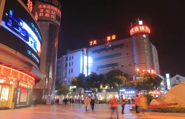 Shilu voetgangers winkelen straat skyline Suzhou China — Stockfoto