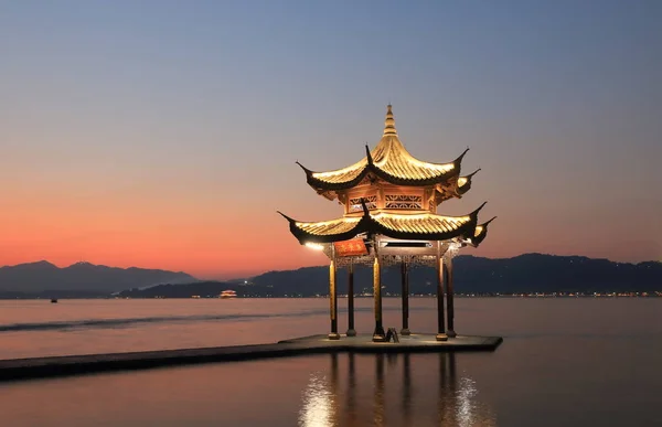 West Lake pavilion Hangzhou China — Stockfoto