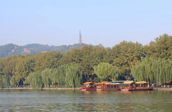 西湖と杭州中国の保俶塔都市景観 — ストック写真